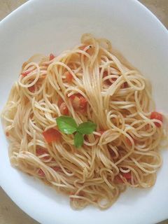 A picture of Tomato basil pasta.