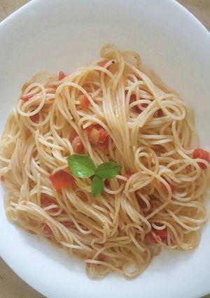 A picture of Tomato basil pasta.