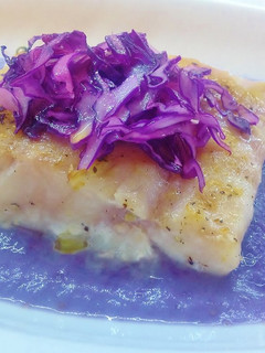 Foto di Filetto di pesce persico con crema e crudo di cavolo nero