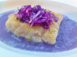 Foto di Filetto di pesce persico con crema e crudo di cavolo nero