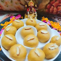 Besan ladoo A picture of Besan ladoo.