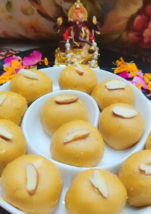 A picture of Besan ladoo.
