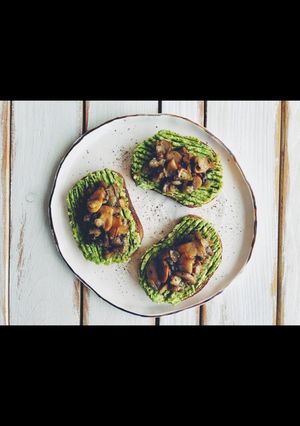 O poză a rețetei Pâine cu avocado și ciuperci.