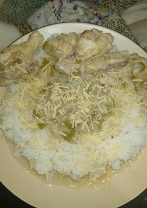 Una foto de Alitas fritas con cebolla y morrón