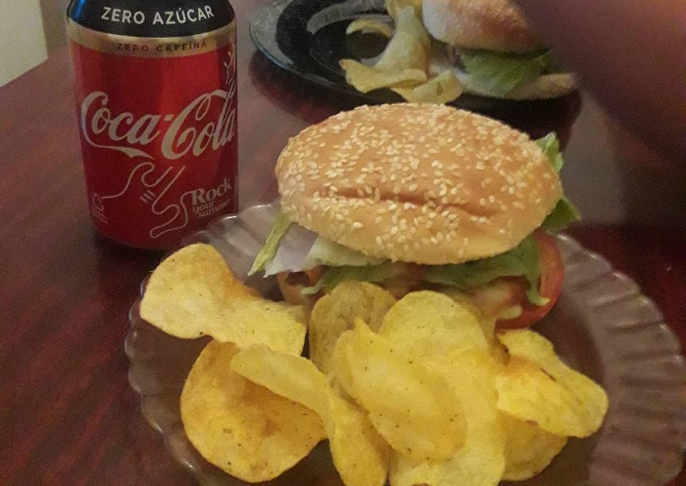 Hamburguesa de cerdo con patatas campesinas y manzana caramelizada