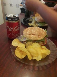 Una foto de Hamburguesa de cerdo con patatas campesinas y manzana caramelizada