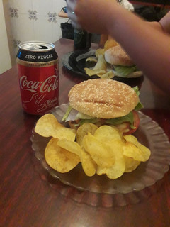 Una foto de Hamburguesa de cerdo con patatas campesinas y manzana caramelizada