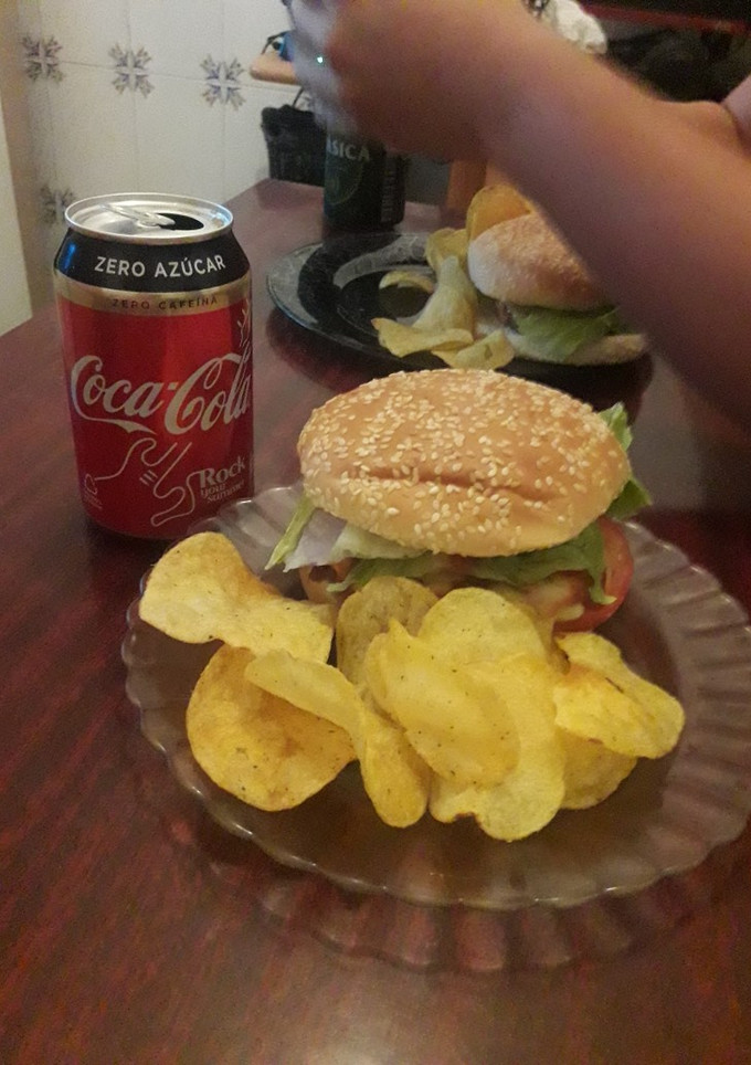 Una foto de Hamburguesa de cerdo con patatas campesinas y manzana caramelizada