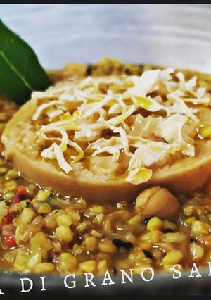 Foto di Zuppa di grano saraceno, purea di ceci e scagliette di ricotta salata