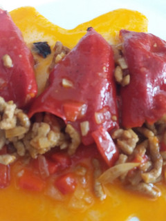 Una foto de Pimientos del piquillo rellenos de carne con salsa (receta de mi madre)
