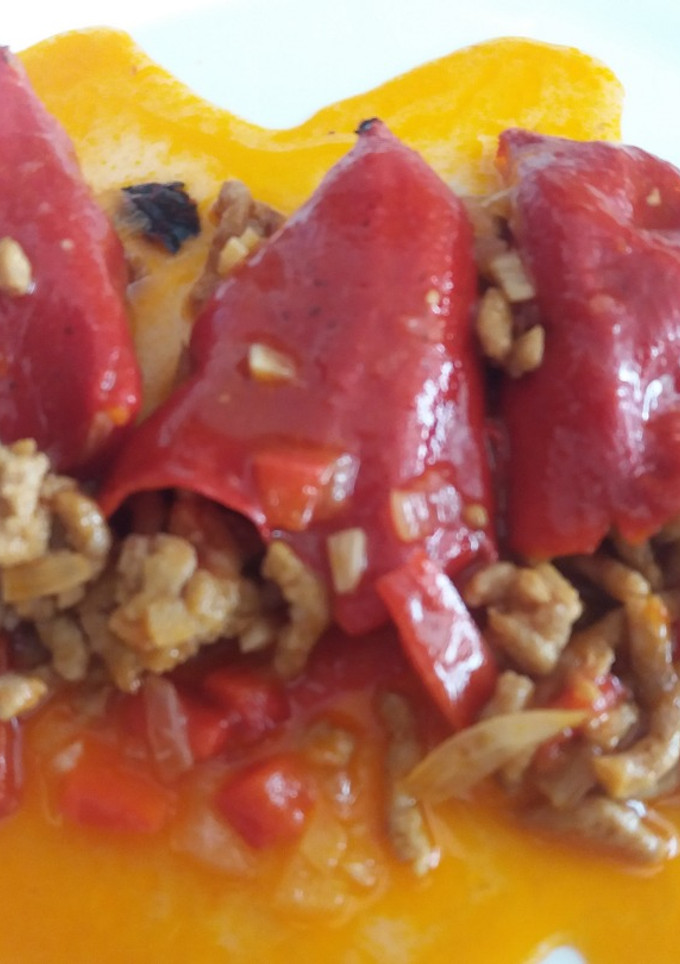 Una foto de Pimientos del piquillo rellenos de carne con salsa (receta de mi madre)