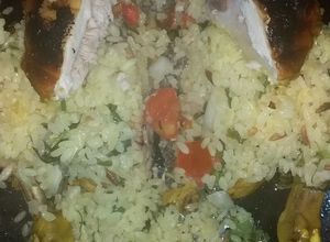 صورة لوصفة دجاجـة مـحمـرة محشية بالأرز 🌺