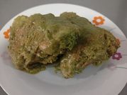 Una foto de pollo con crema de cilantro