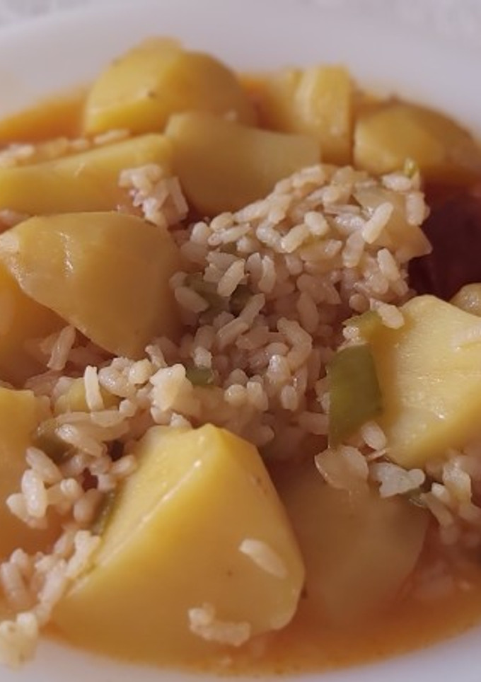 Una foto de Patatas Guisadas con arroz y chorizo