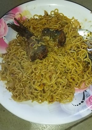 Indomie da soyayyen kifi ainihin hoton girkin