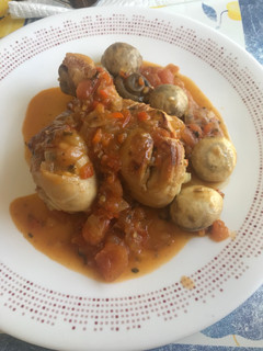 Una foto de Jamoncitos de pollo con champiñones
