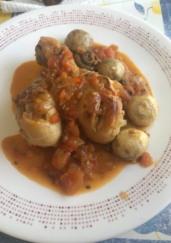 Una foto de Jamoncitos de pollo con champiñones