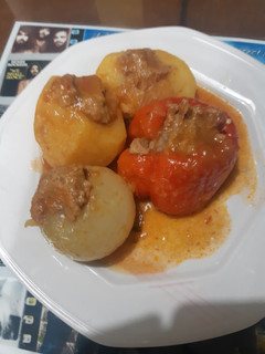 Una foto de Patatas, pimientos y cebollas rellenas de carne picada