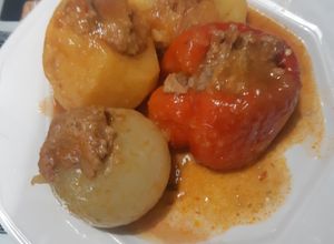 Foto principal de Patatas, pimientos y cebollas rellenas de carne picada