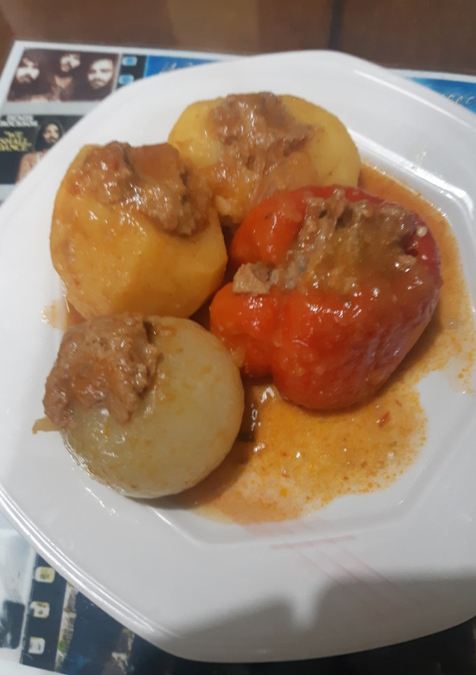 Una foto de Patatas, pimientos y cebollas rellenas de carne picada