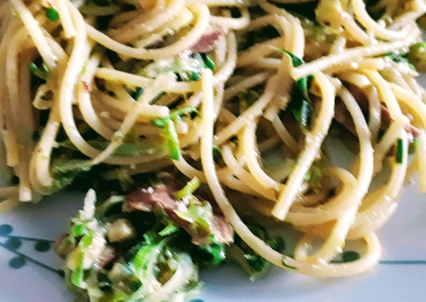 Creamy leek & bacon spaghetti (vegan)