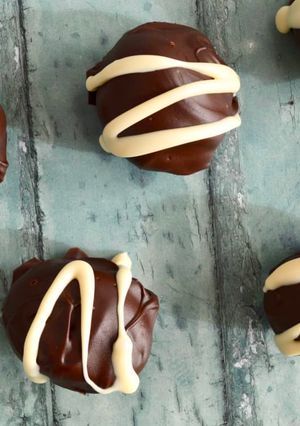 A picture of Peppermint Crunch Truffles.