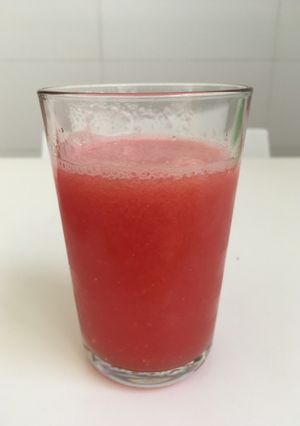 Una foto de Agua de sandía🍉 súper fácil y rica