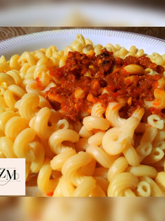 White Macaroni with stew(sauce) ainihin hoton girkin