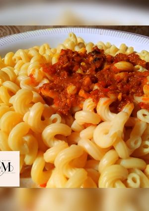 White Macaroni with stew(sauce) ainihin hoton girkin