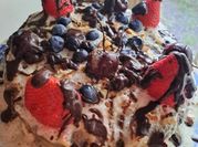 Una foto de manzana con crema chantilly