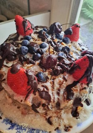 Una foto de (Vegano) Torta de Chocolate y Frutos Rojos con Crema Chantilly Plant-Based