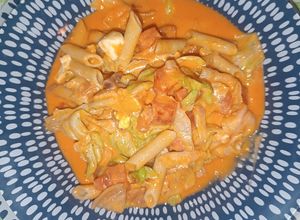 Una foto de Ensalada de macarrones integral con salmorejo