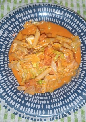 Una foto de Ensalada de macarrones integral con salmorejo