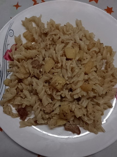 Una foto de Fideos con papas revueltas con huevo y carne súper fáciles