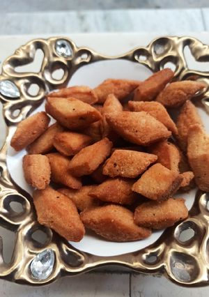 खुसखुशीत शंकरपाळी (shankarpali recipe in marathi) रेसिपी चे मुख्य फोटो 