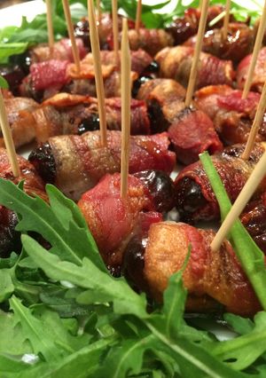 Sült datolya ropogós baconbe tekerve recept fotója