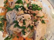 Una foto de pollo con verduras saludable