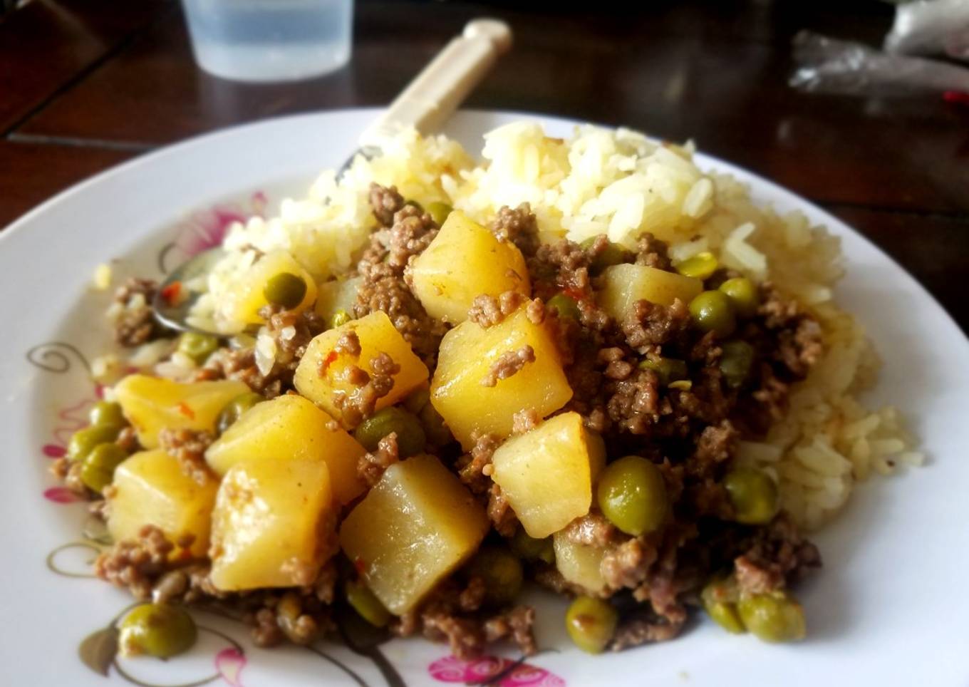 Carne molida con alverjas y papa