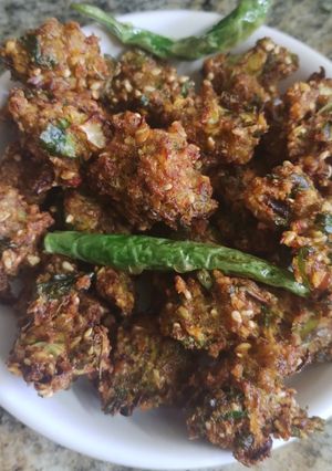 A picture of Kulith (horse gram) pakoda.