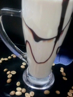 कोल्ड कॉफी विद आइस क्रीम (Cold coffee with icecream recipe in hindi) रेसिपी मुख्य फोटो
