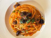 Una foto di spaghetti con la pasta acciughe
