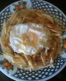 Nido de papas fritas y huevo