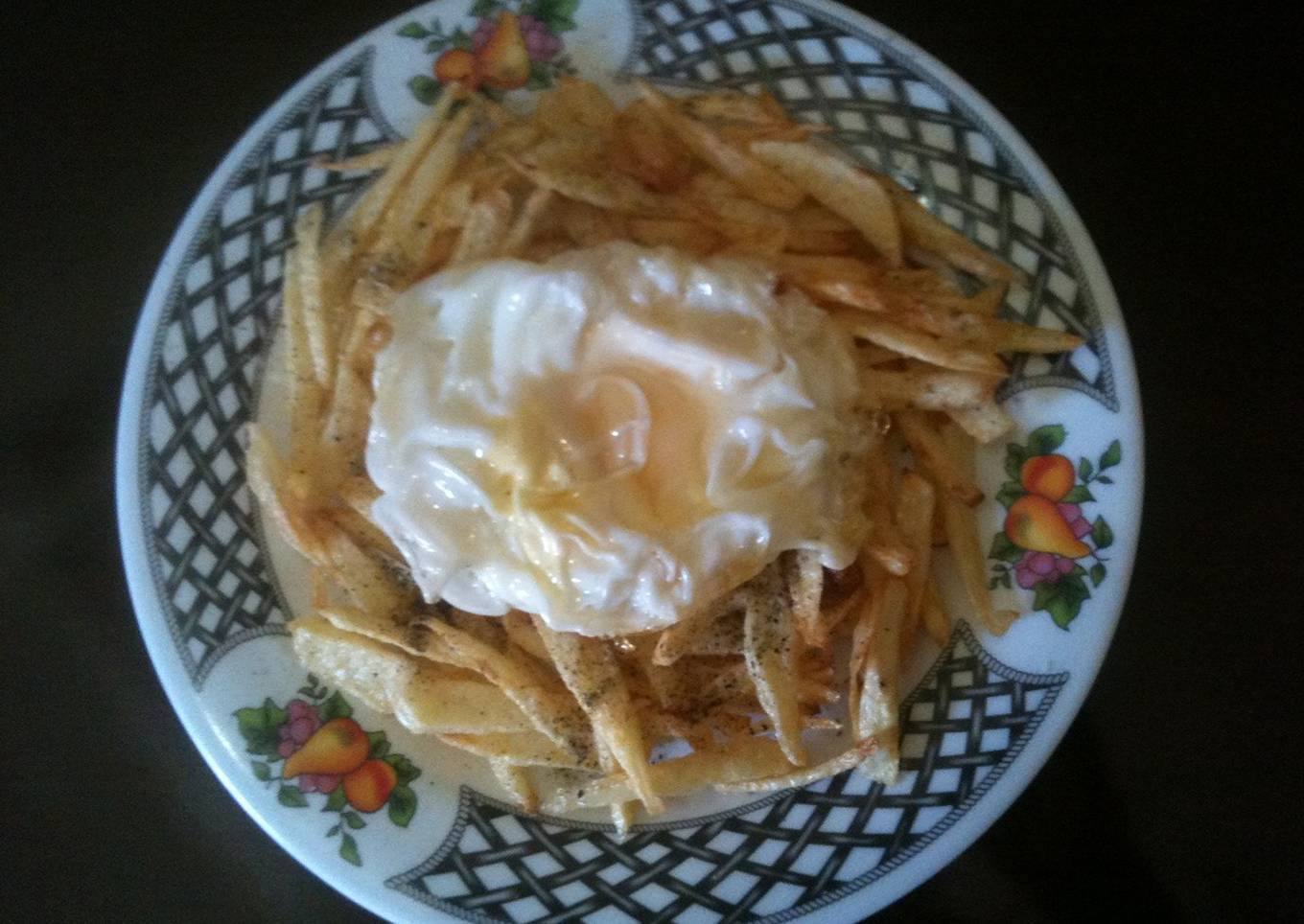 Nido de papas fritas y huevo