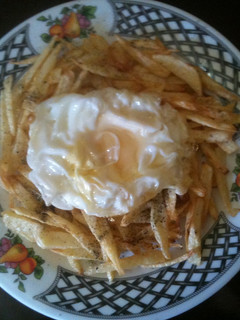 Una foto de Nido de papas fritas y huevo