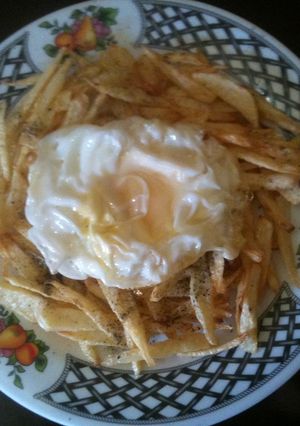 Una foto de Nido de papas fritas y huevo