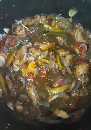Una foto de Pollo con vegetales estilo Oriental/Mediterráneo
