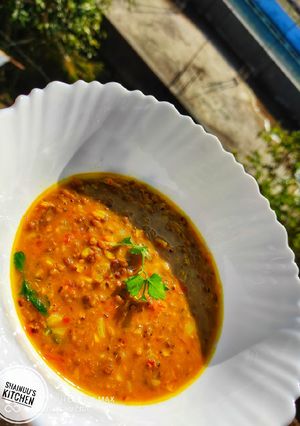 A picture of Sabut moong dal/ Hari moong dal.