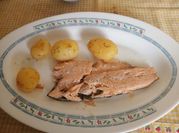 Una foto de filete de trucha al horno