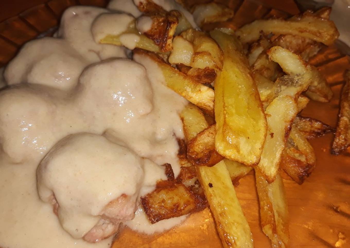 Albóndigas caseras con salsa de champiñón y cebolla