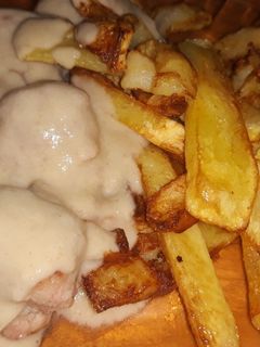 Una foto de Albóndigas caseras con salsa de champiñón y cebolla